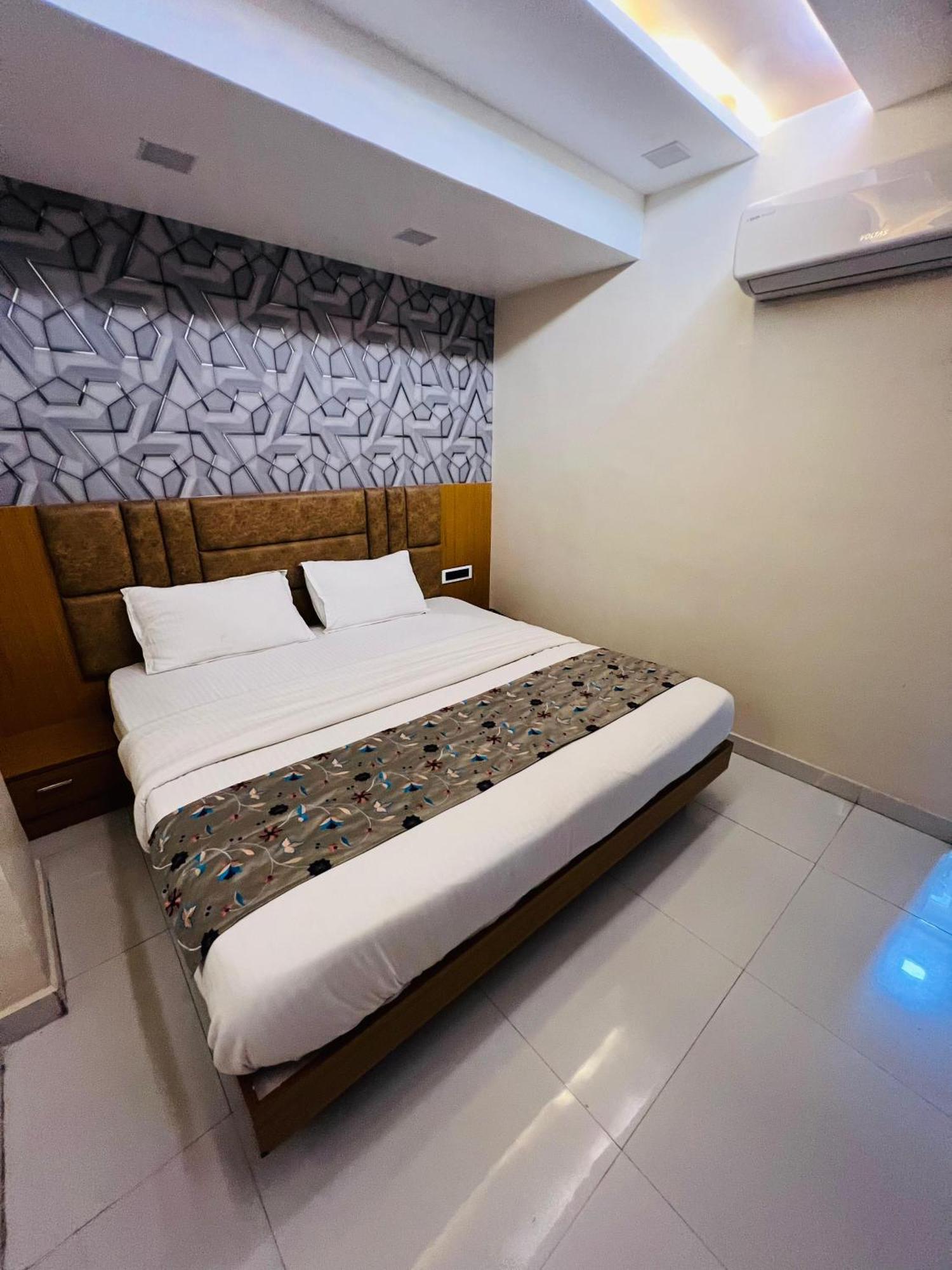 אחמדאבאד Hotel Exotic מראה חיצוני תמונה